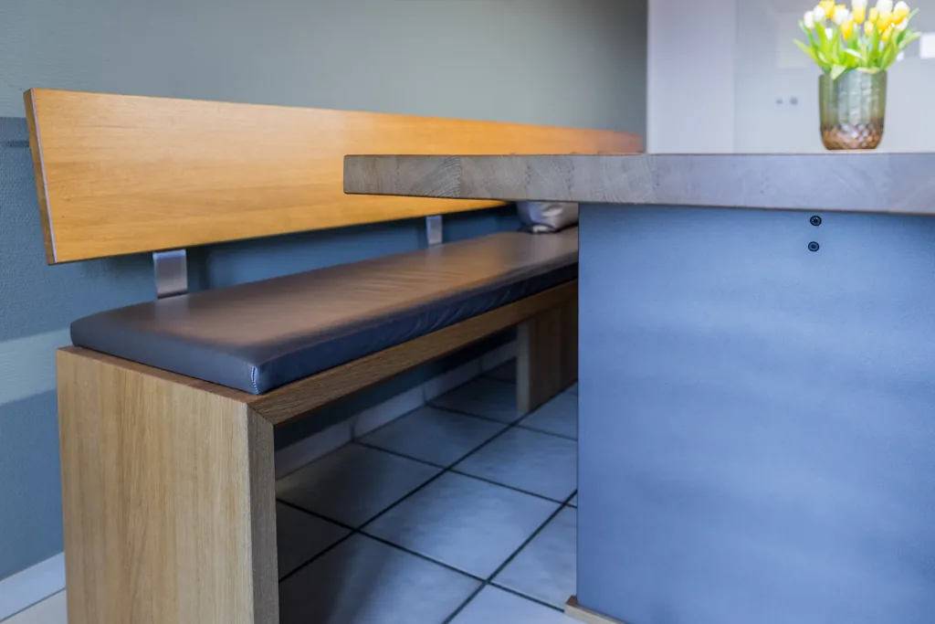 Wandhängende Sitzbank mit Eichenauflage und Wandregal