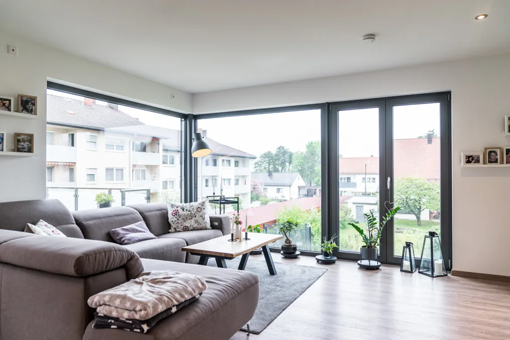 Wohnraum mit raumhohen Fensterelementen zur Terrasse